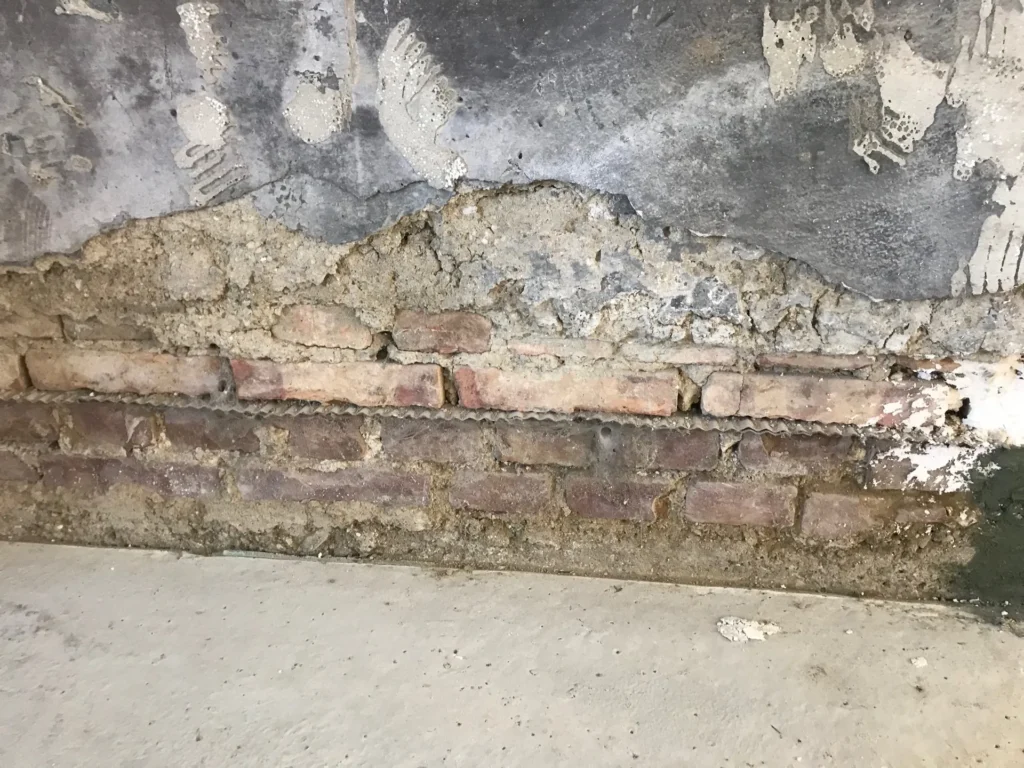 Horizontal barrier for draining a wall